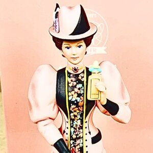 2004 Mrs. Albee Figurine / Statue in Box– 10 Inch – Avon President’s Club Award